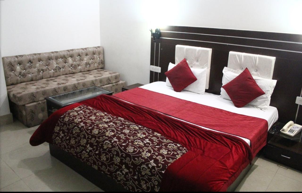 Oyo 16415 Hotel Kishore International อัมริตสา ภายนอก รูปภาพ